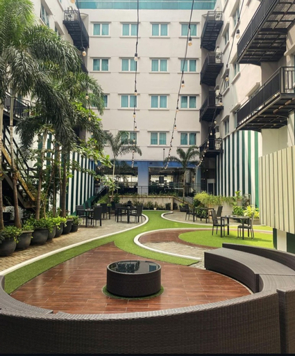 Exterior & Views 20