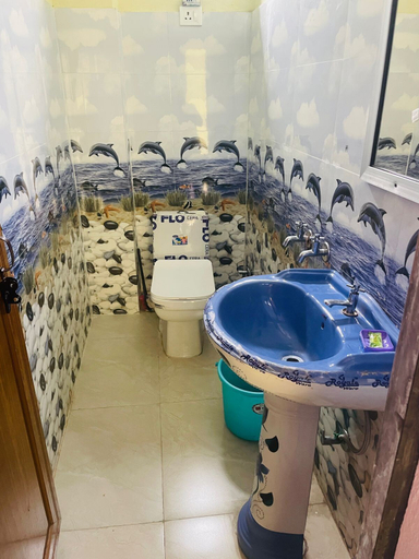Bathroom 3, Shri Narayan Tourist Lodge, Rudraprayag