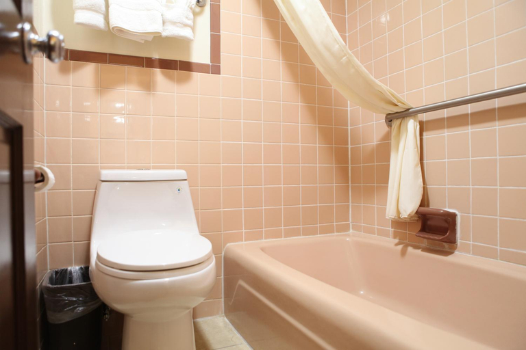 Bathroom 3, Arcadia Hotel, Scotts Bluff