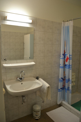 Bathroom, Lindehof Serviced Flats, Antwerpen
