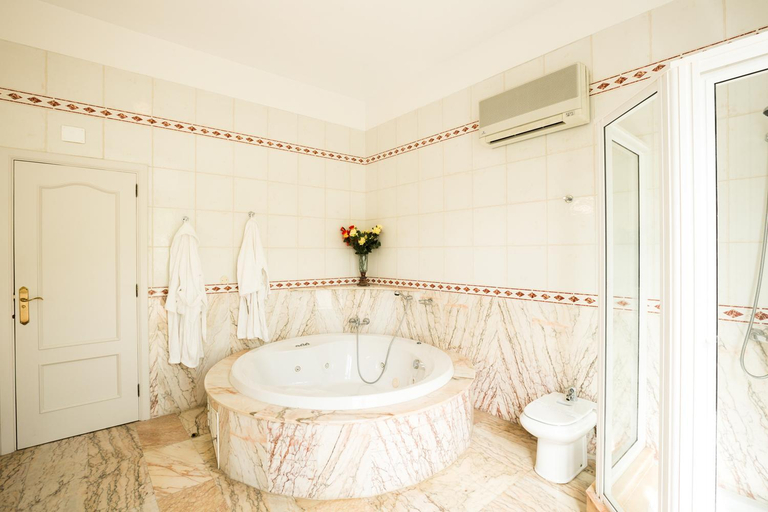 Bathroom 5, 100 Island Village Julia, Santa Cruz de Tenerife