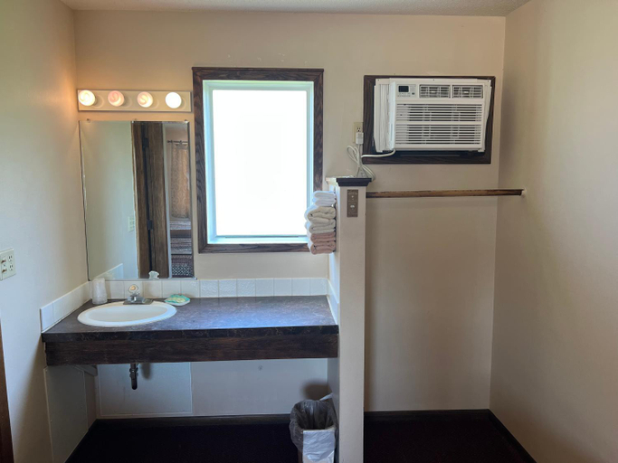 Bathroom 5, Barnesville Motel, Clay