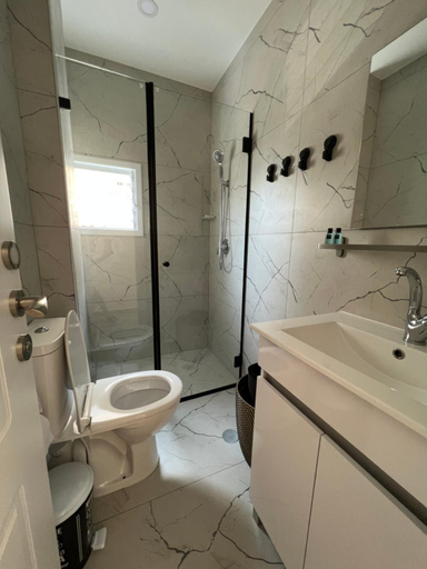 Bathroom 3, Masarik Apartments