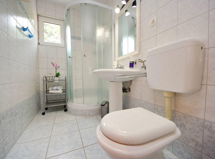 Bathroom 2, Seafront Apartments Deveron, Jelsa