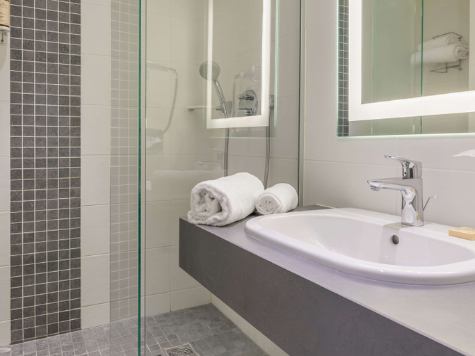 Bathroom 5, Mercure Lyon Est Villefontaine, Isère
