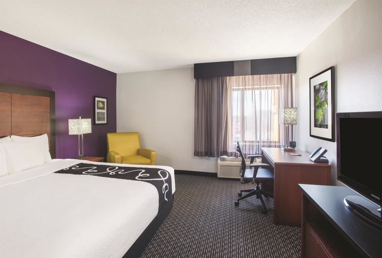 Bedroom 4, Howard Johnson by Wyndham Sacramento Downtown, Sacramento