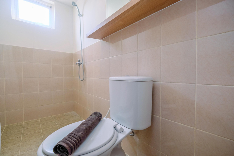 Bathroom 5, Classic and Elegant 3BR at Podomoro Golf View Apartment By Travelio, Bogor
