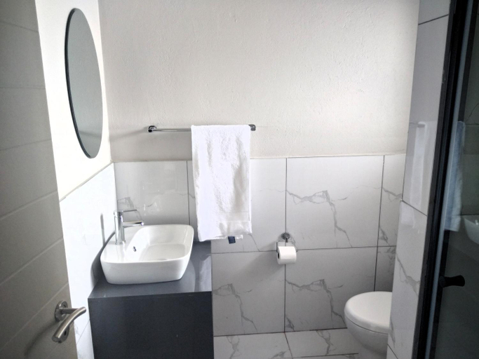 Bathroom 2, Thomsons Lodge, Capricorn