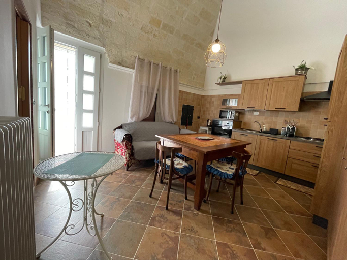 Others 5, B&B Le Volte 27, Bari