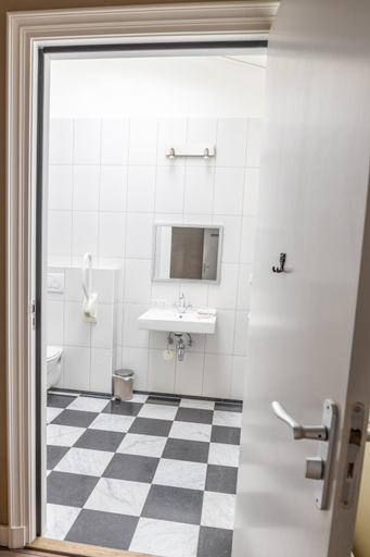 Bathroom 3, Hotel Restaurant Toxopeus, Dongeradeel