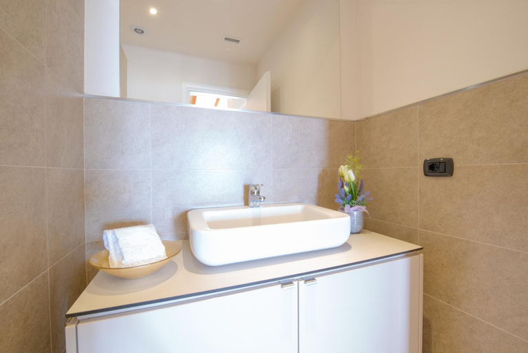 Bathroom 5, Villa Maria, Brescia