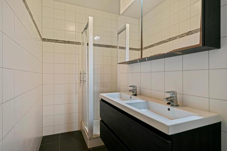 Others 2, Apartment in Heart of Brussel City with Balcony View, Bruxelles