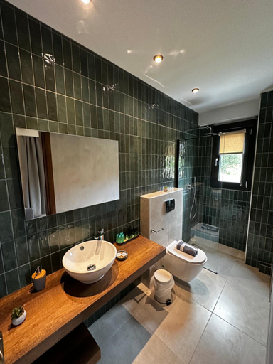Bathroom 1, Lighthouse Apartments, Central Macedonia