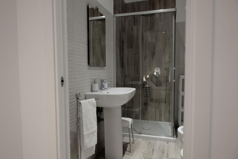 Others 5, Central Guest House, Rome
