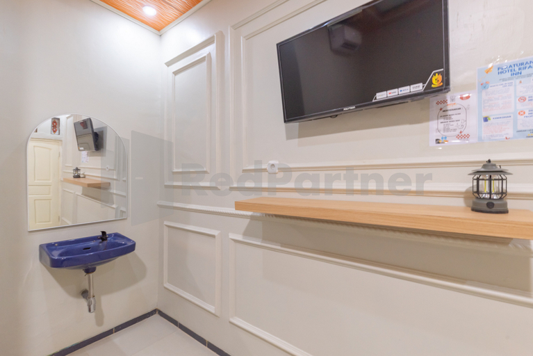Bathroom 3, Rifal Inn Mitra RedDoorz, Tegal
