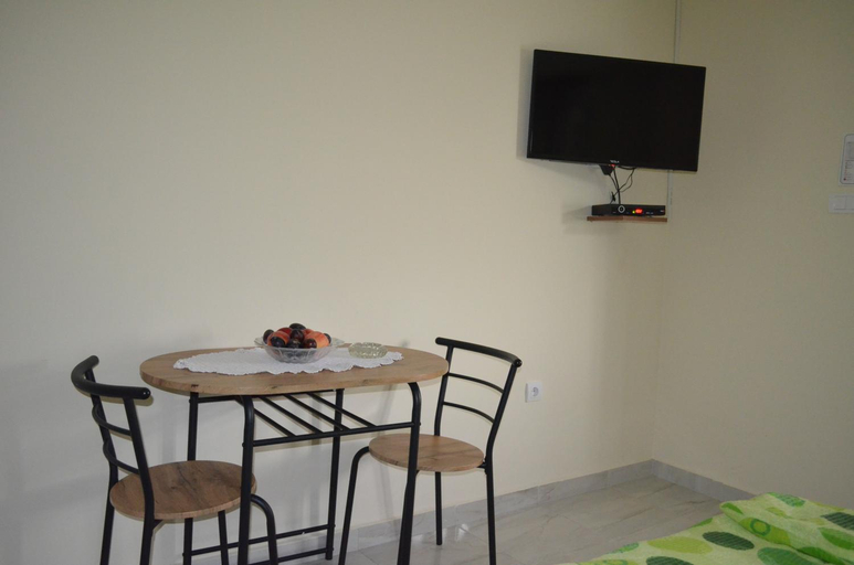 Others 3, Apartmani Ana, Irig