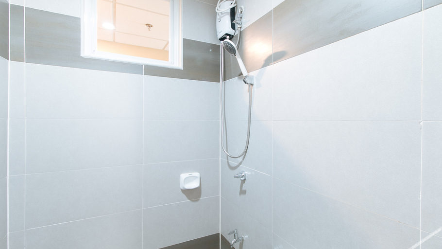 Bathroom 2, RedDoorz Plus @ Torre De Manuel Residences 1, Quezon City