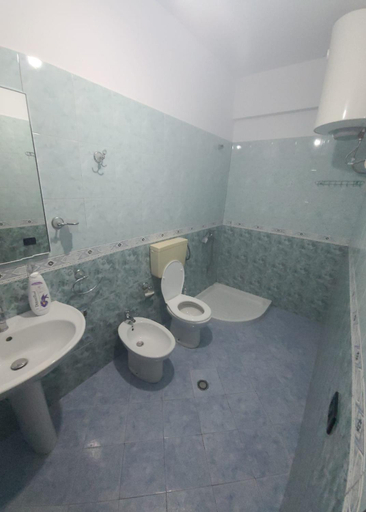 Bathroom 3, Hotel Noel, Vlorës
