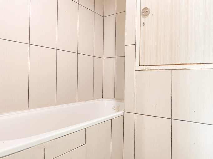 Bathroom 5, Comfort and Spacious 2BR Grand Kamala Lagoon Apartment By Travelio, Bekasi