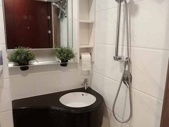 Bathroom, Kawoeng Apartmen Skyhouse, Tangerang Selatan