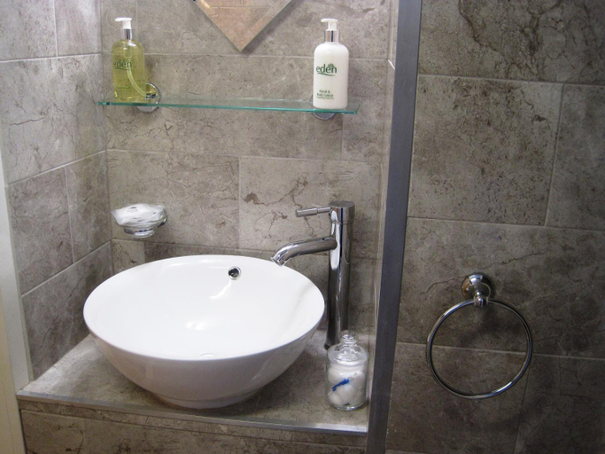 Bathroom 2, The Melville, Torbay