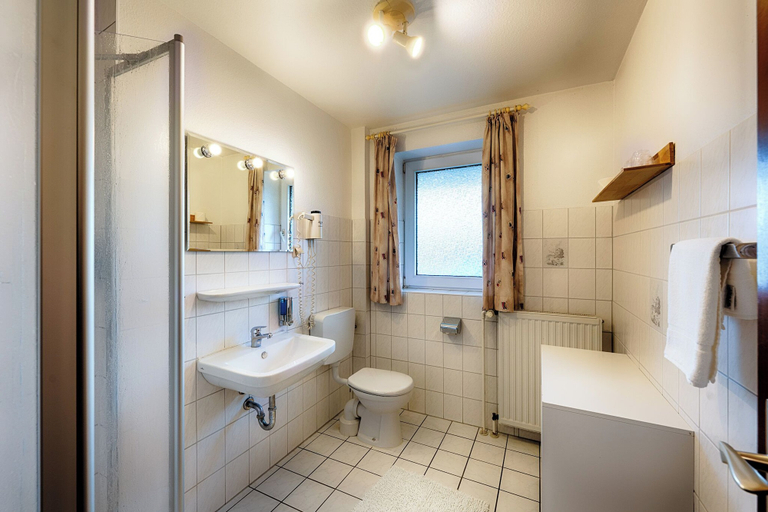 Bathroom 5, Hotel Friesland, Nordfriesland