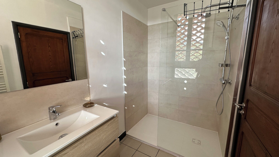 Bathroom 5, Domaine de l'Aven, Aude