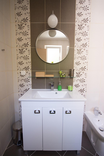 Bathroom 2, The Green Apartments