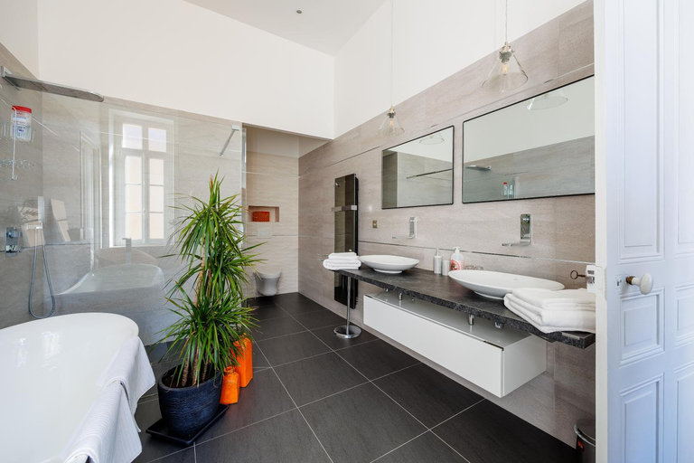Bathroom 2, La Passerelle du Canal, Aude
