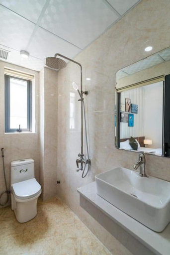 Bathroom, Tan Hoang Minh Hotel, Đồng Hới