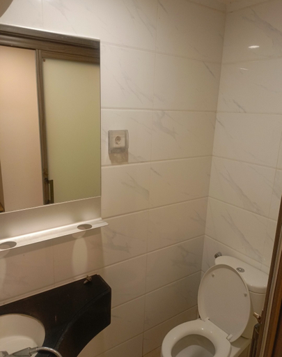 Bathroom 5, Romantic Room At Skyhouse Bsd, Tangerang Selatan