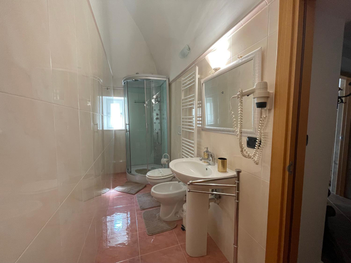 Bathroom 3, B&B Le Volte 27, Bari