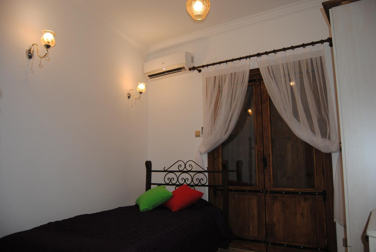 Others 4, Malia Apartment