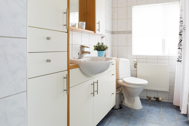 Bathroom 2, Casablanca Apartments, Reykjanesbær