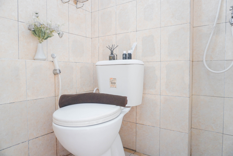Bathroom 5, Homey and Cozy Studio Apartment Margonda Residence 2 By Travelio, Depok
