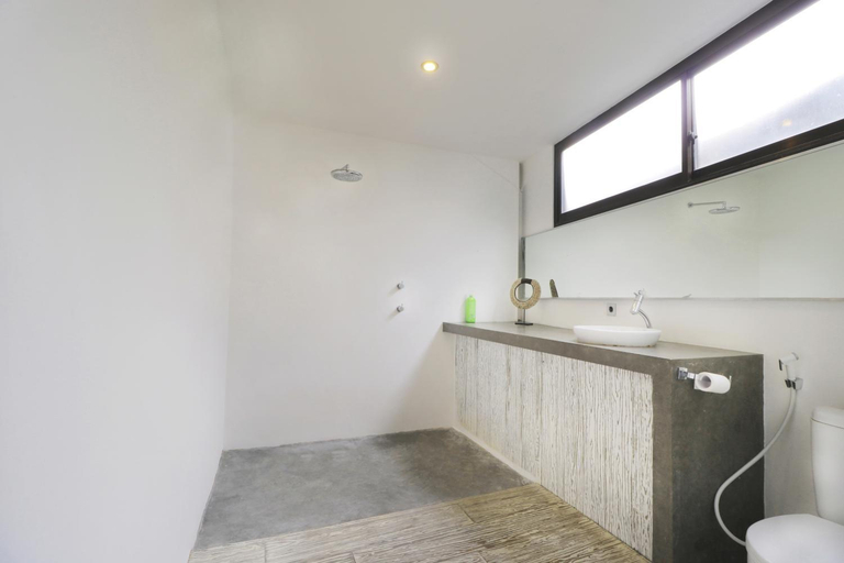 Bathroom 3, Clio Apartments, Badung