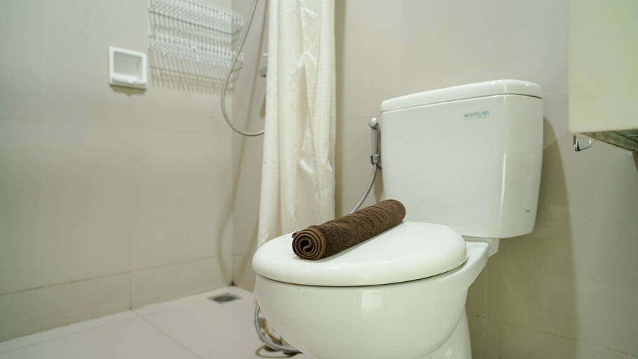 Bathroom 5, Comfy 1BR at Tree Park City BSD Apartment By Travelio, South Tangerang
