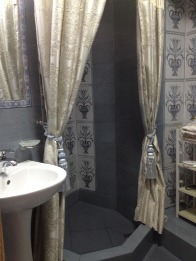 Bathroom 2, Old Tbilisi Gate, Tbilisi