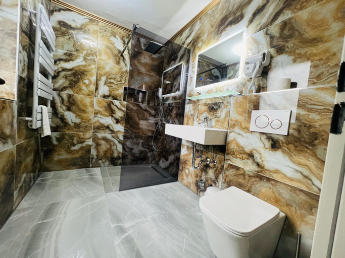 Bathroom 12