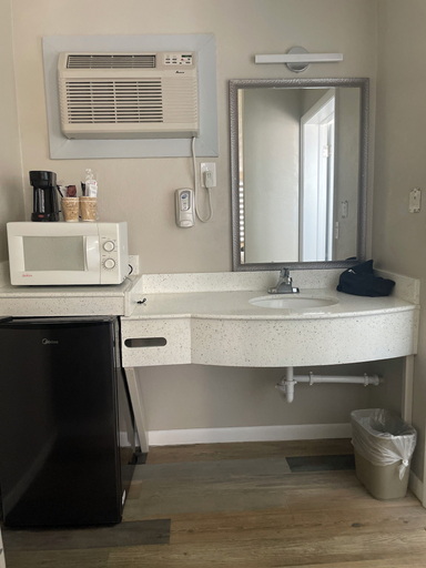Bathroom 3, Economy Inn, Saint Johns