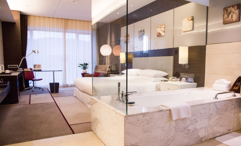 Bathroom, Wyndham Garden Yuhuan Downtown, Taizhou