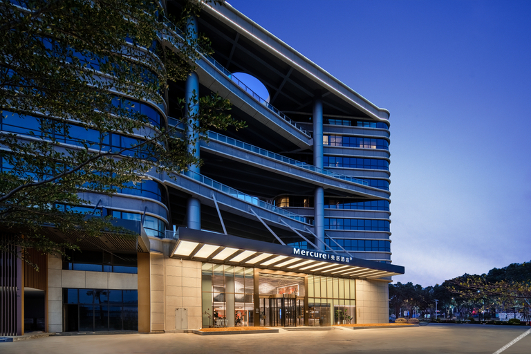 Exterior & Views