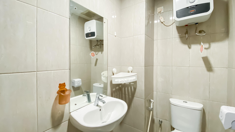 Bathroom 5, Comfy Studio Apartment at Citra Living By Travelio, Jakarta Barat