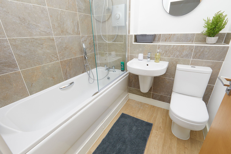 Bathroom 3, Derby 2 Bed House 3 Min Walk to Hospital, Derby