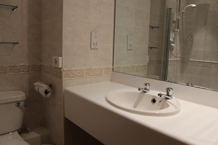 Bathroom 5, The Devil's Punchbowl Hotel, Surrey