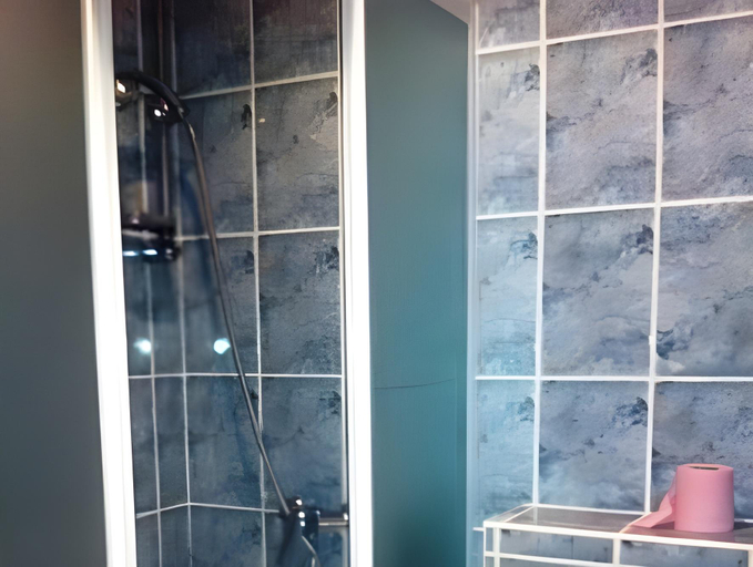Bathroom, Residence Moliere Hotel Paris Montrouge, Hauts-de-Seine