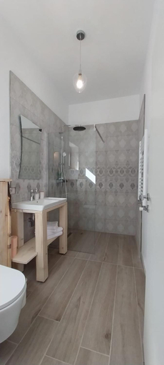 Bathroom 3, Cristelyn Residence, Bran