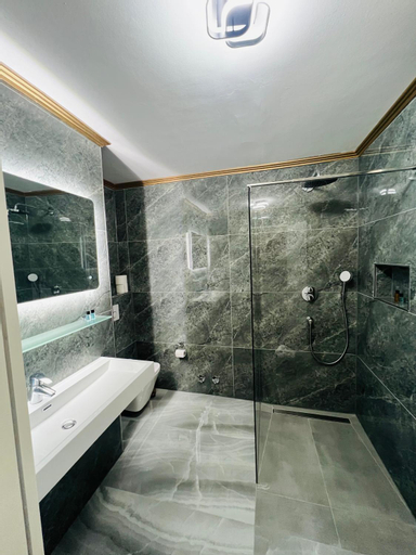 Bathroom 14