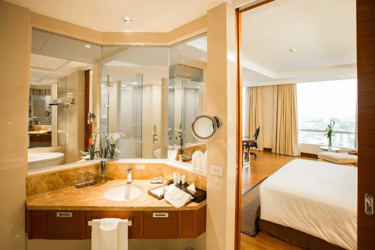 Bathroom 5, The Grand Fourwings Convention Hotel, Bang Kapi