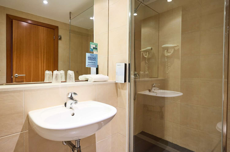 Bathroom 5, Travelodge BCN Cornellá Fira, Barcelona